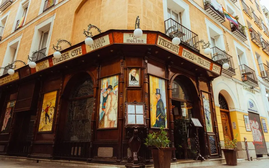 Interior de Casa Maravillas, taberna de barrio en Madrid